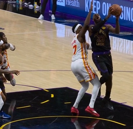 老将不容易啊！詹姆斯上篮落地右脚不适 一瘸一拐仍在坚持